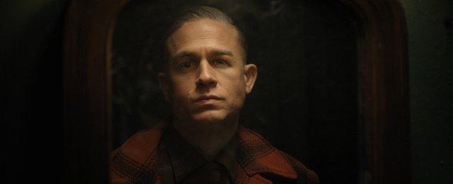 Jak Charlie Hunnam znalazł głos Eda Geina w serialu "Potwór"?
