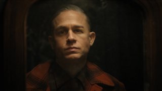 Nie mogli znaleźć nagrania głosu Eda Geina. Charlie Hunnam znalazł