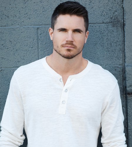 Robbie Amell.jpg