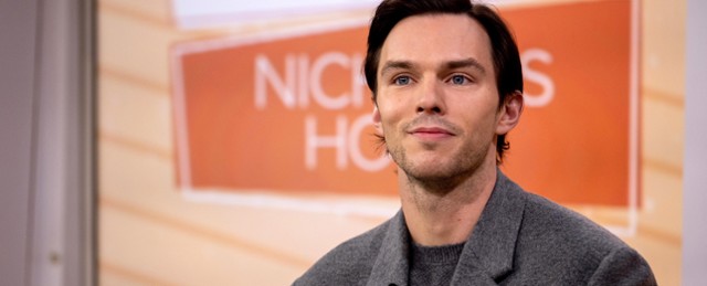 Nicholas Hoult na nowym zdjęciu z horroru "Nosferatu". Za kamerą...