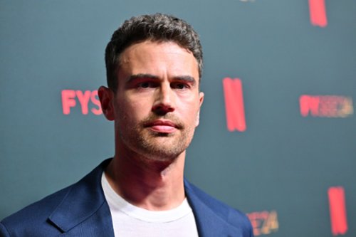 Co po "Kodzie zła"? Theo James w nowym filmie Osgooda Perkinsa