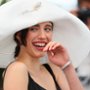 Margaret Qualley na tropie spisku. Zwiastun "Honey Don't!" Ethana Coena