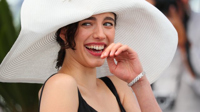 Margaret Qualley na tropie spisku. Zwiastun "Honey Don't!"
