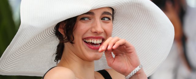 Margaret Qualley na tropie spisku. Zwiastun "Honey Don't!" Ethana...
