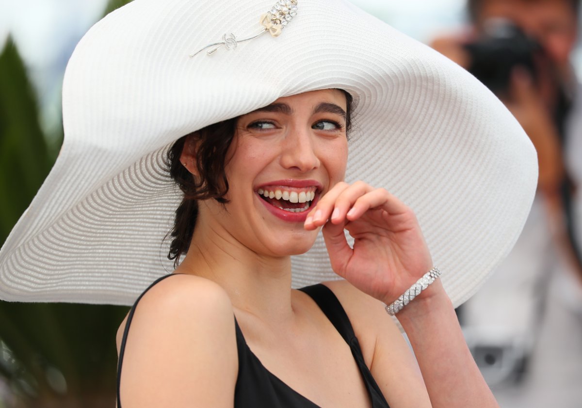 Margaret Qualley na tropie spisku. Zwiastun "Honey Don't!"
