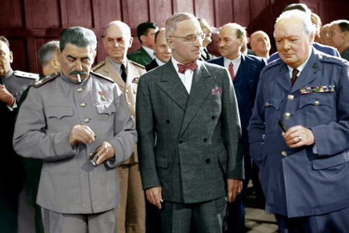 Pearce, Harris i Ninidze poznają "Cenę pokoju"