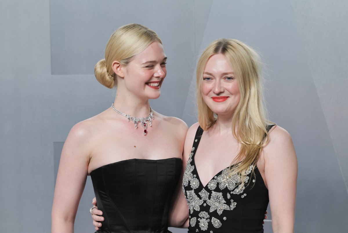 Z którą z sióstr Fanning zagra teraz Stellan Skarsgård?