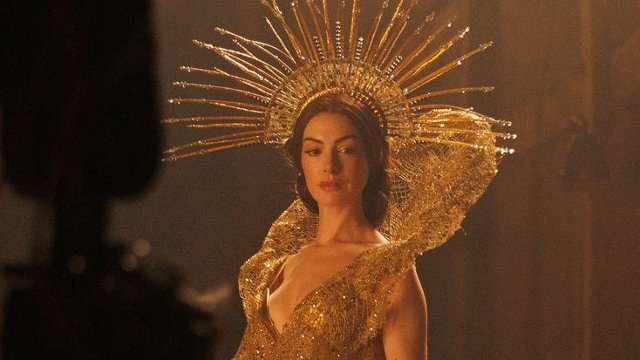 Jak anioła głos? Anne Hathaway jako "Mother Mary" [ZWIASTUN]