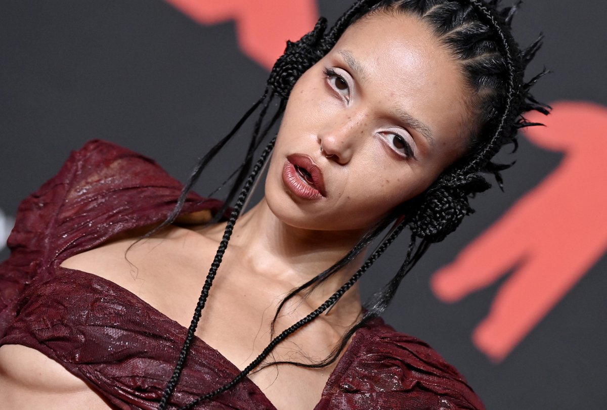 FKA Twigs jako legendarna artystka i skandalistka
