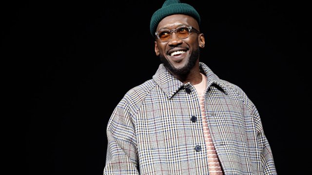 Mahershala Ali przeszmugluje imigrant&oacute;w z Afryki