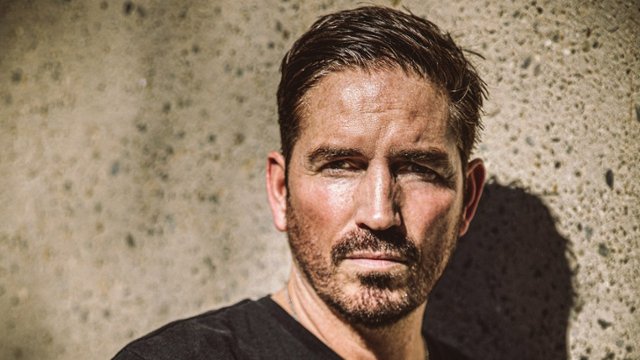 Bohater, jakiego potrzebujemy? Jim Caviezel w nowym akcyjniaku