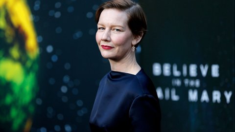 Sandra H&uuml;ller zagra mężczyznę. Co wiemy o "Arbeit und Struktur"?
