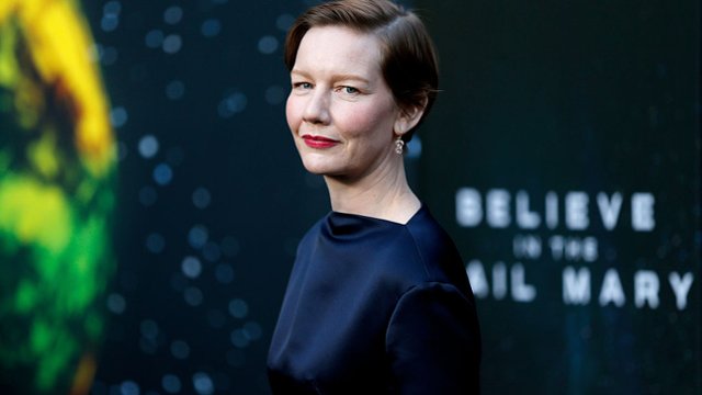 Sandra H&uuml;ller zagra mężczyznę. Co wiemy o "Arbeit und Struktur"?