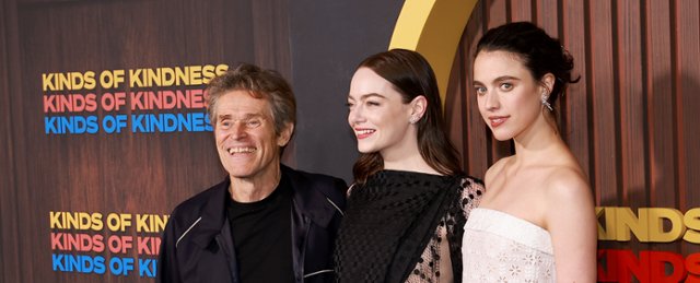 "Rodzaje życzliwości": Emma Stone z obsadą na uroczystej...