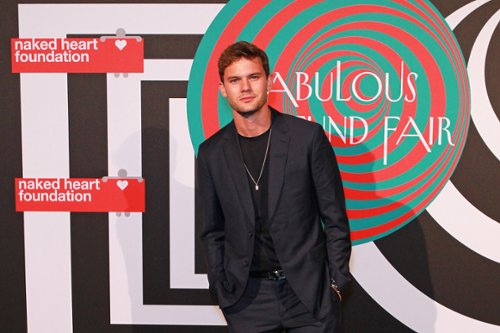 Jeremy Irvine zostanie strażakiem, który marzy o tańcu