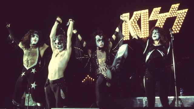 Film o zespole KISS od twórcy "Aniołków Charliego"?