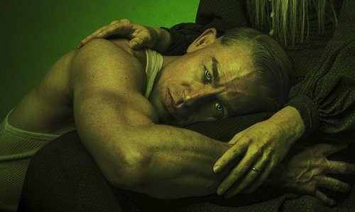 Charlie Hunnam jako seryjny morderca na plakacie nowego sezonu...
