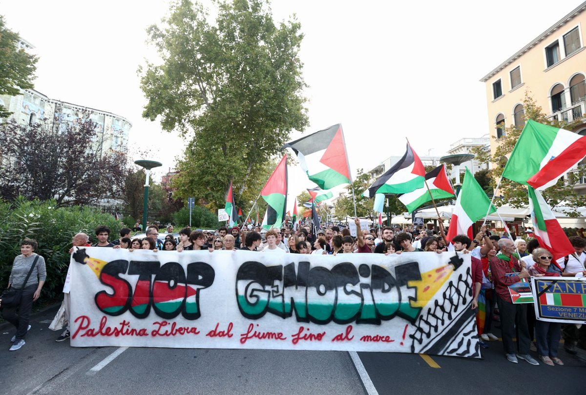 WENECJA 2025: Masowe protesty przeciw wojnie w Gazie docierają na Lido