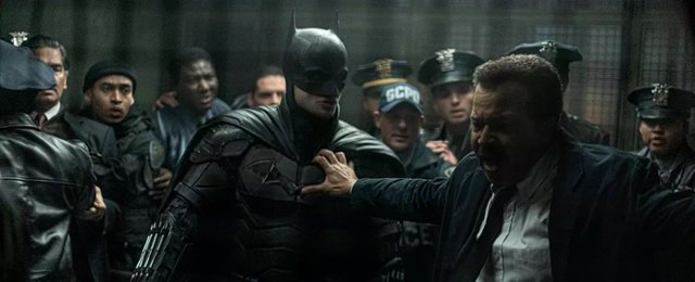"Batman" Matta Reevesa jednak połączy się z DCU? Nowa teoria...