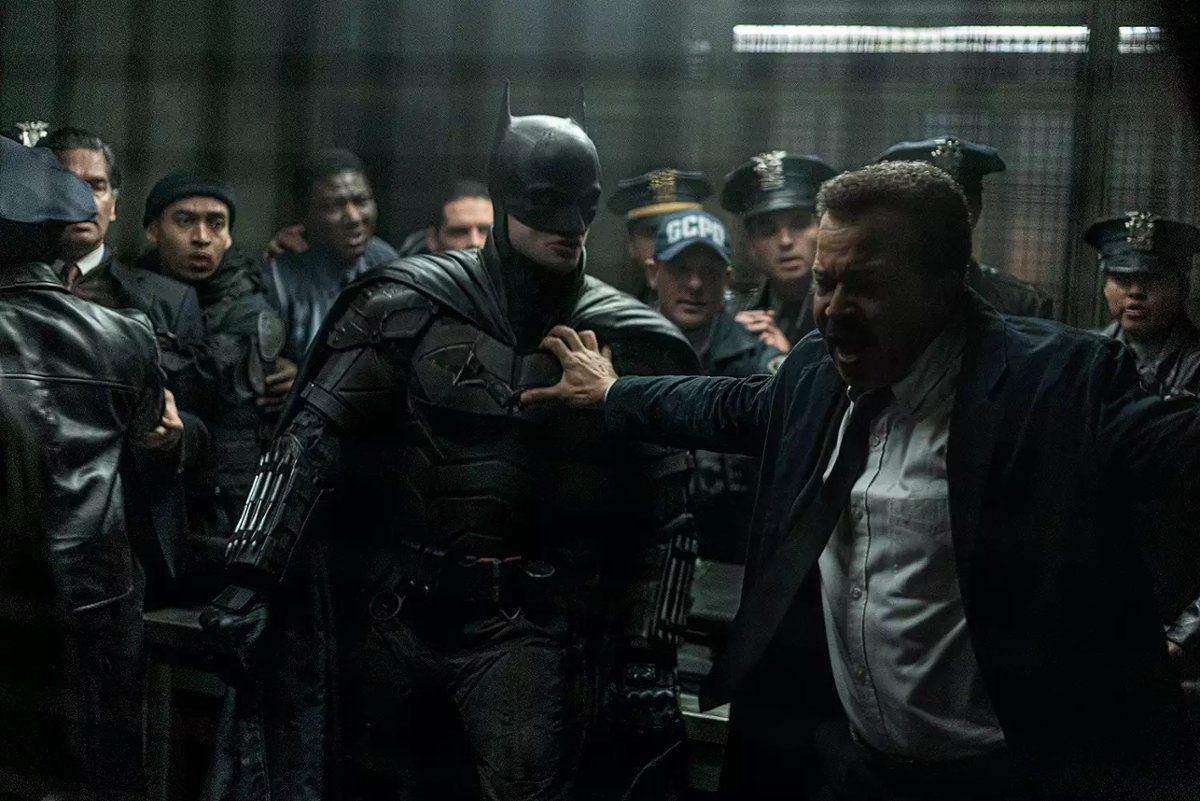 "Batman" Matta Reevesa jednak połączy się z DCU? Nowa teoria fanów