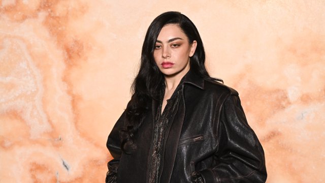 Charli XCX znowu na ekranie. Tym razem w filmie Dakoty Johnson