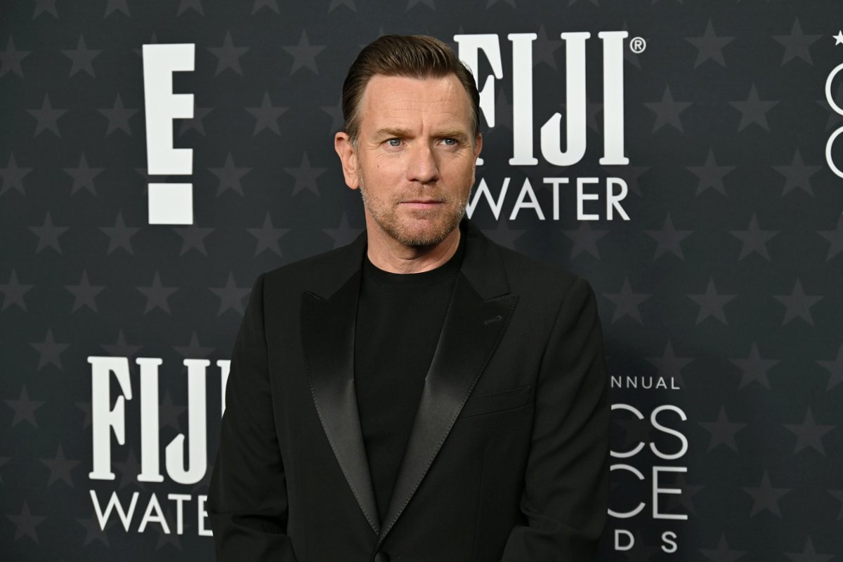 Claire Danes i Ewan McGregor w serialu twórcy "Facetów w czerni"