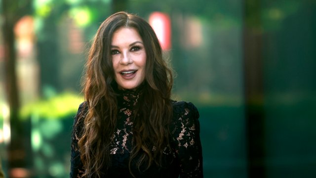 Catherine Zeta-Jones powr&oacute;ci do kina u reżysera "Służących"