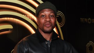 Jonathan Majors powr&oacute;ci w filmie prawicowego giganta medialnego