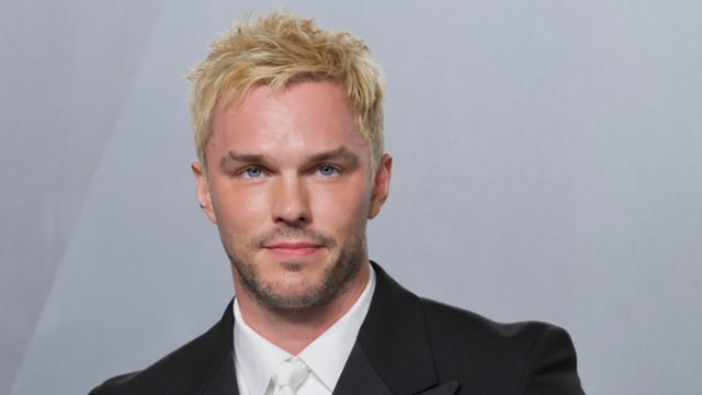 Nicholas Hoult i Anna Sawai jako Robin Hoodowie z YouTube'a