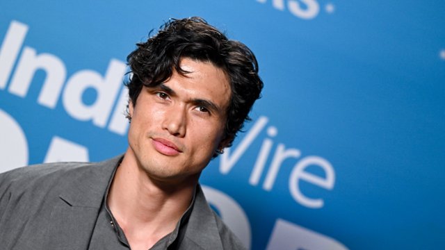 Charles Melton w nowym projekcie tw&oacute;rc&oacute;w "Wszystko wszędzie...