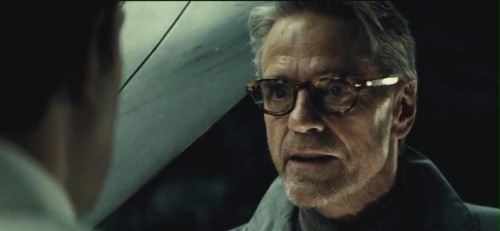 "Justice League" z Jeremym Ironsem. "Aquaman" bez reżysera?