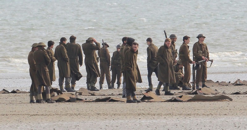 FOTO: Christopher Nolan i jego armia na planie "Dunkirk"