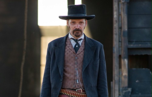 Peter Sarsgaard zapoluje na Pablo Escobara