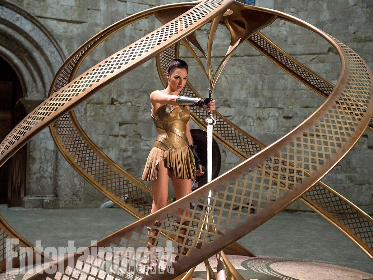 FOTO: Wonder Woman kradnie magiczny miecz
