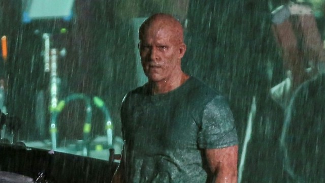 FOTO: Deadpool w deszczu i bez maski