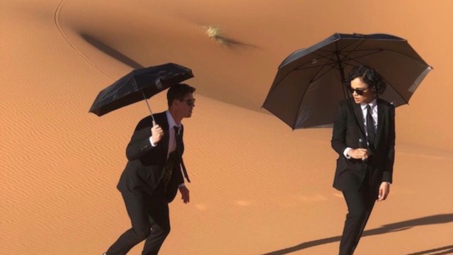 FOTO: Thompson i Hemsworth spacerują na planie "Facetów w czerni"
