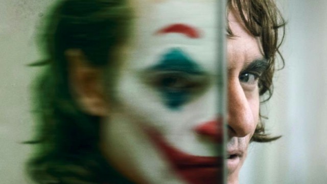 FOTO: Joaquin Phoenix zamienia się w "Jokera"