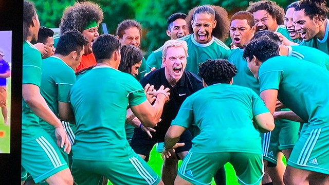FOTO: Michael Fassbender w piłkarskiej komedii Taiki Waititiego