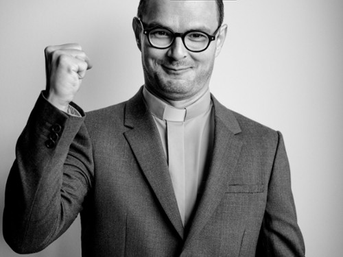 FOTO: Dawid Ogrodnik jako ksiądz Jan Kaczkowski