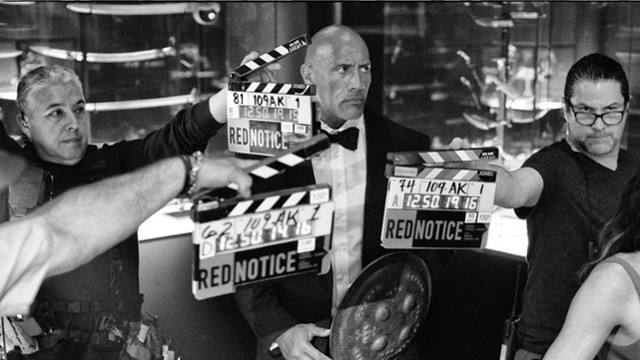 FOTO: Dwayne Johnson jak James Bond na planie "Red Notice"