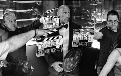 FOTO: Dwayne Johnson jak James Bond na planie "Red Notice"