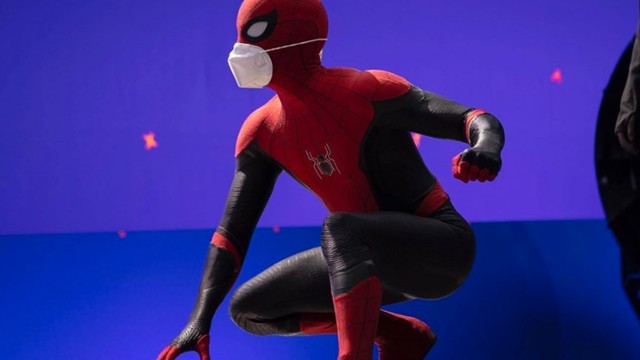 FOTO: Tom Holland pozdrawia z planu "Spider-Mana 3"