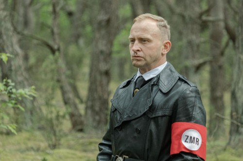 Borys Szyc na urodzinach Hitlera w komedii "Kryptonim: Polska"