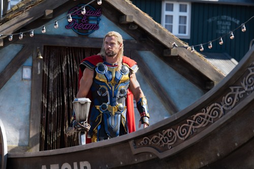 Chris Hemsworth chce zagrać w "Thorze 5". Stawia jednak jeden...