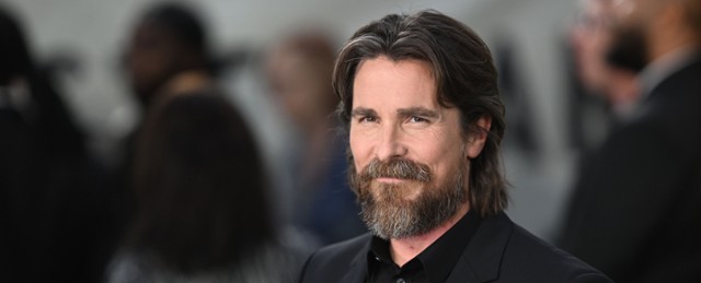 Christian Bale i Jessie Buckley jako monstrum Frankensteina i...