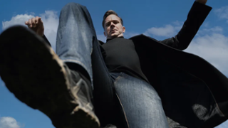 Armie Hammer wr&oacute;cił! W filmie Uwe Bolla. Mamy zwiastun