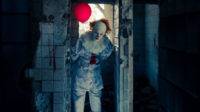 Pennywise powraca! Nowy zwiastun serialu "To: Witajcie w Derry"