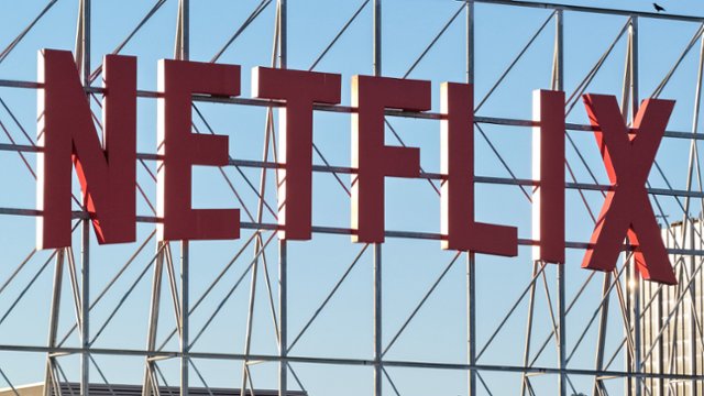 Czy Netflix powinien zmienić model publikowania seriali?