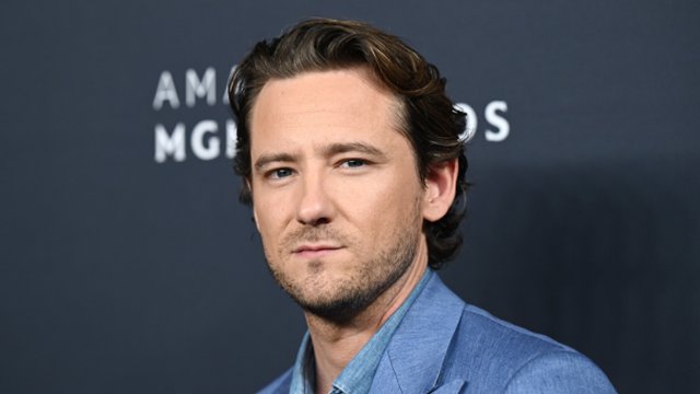 Lewis Pullman i Julia Garner jako para zakochanych morderc&oacute;w