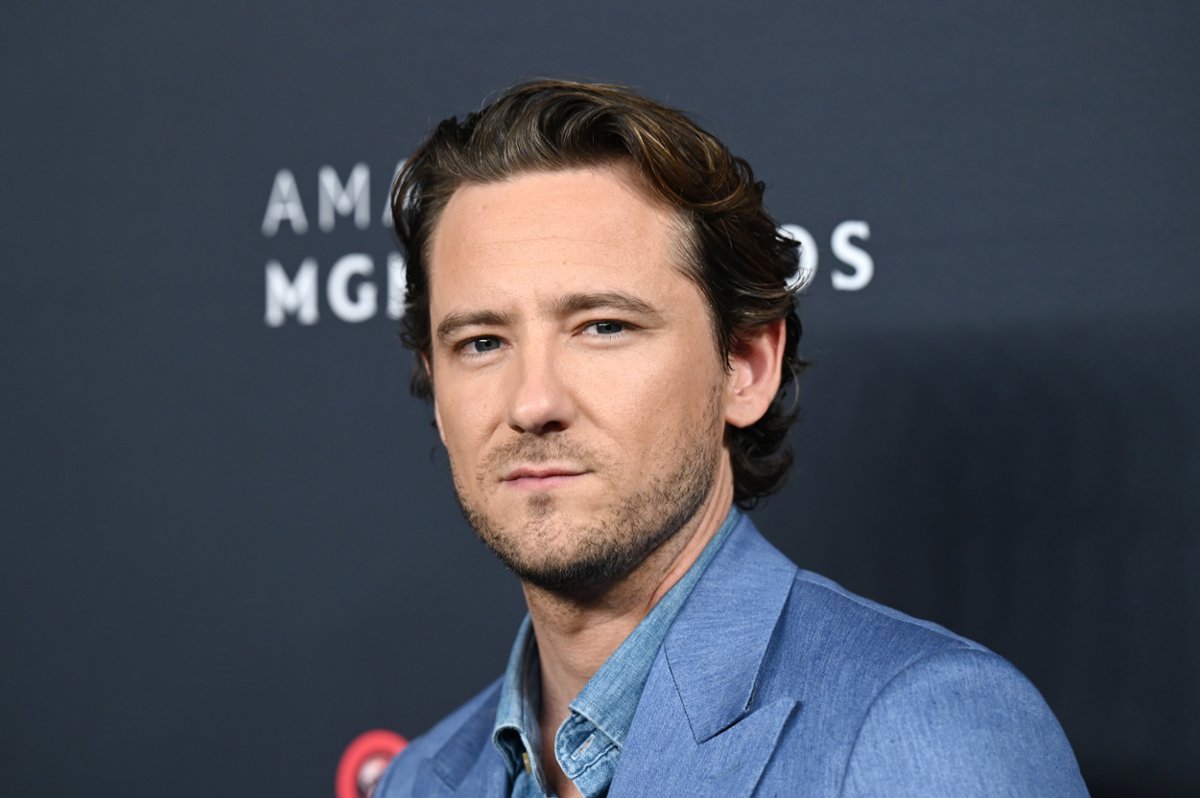 Lewis Pullman i Julia Garner jako para zakochanych morderców